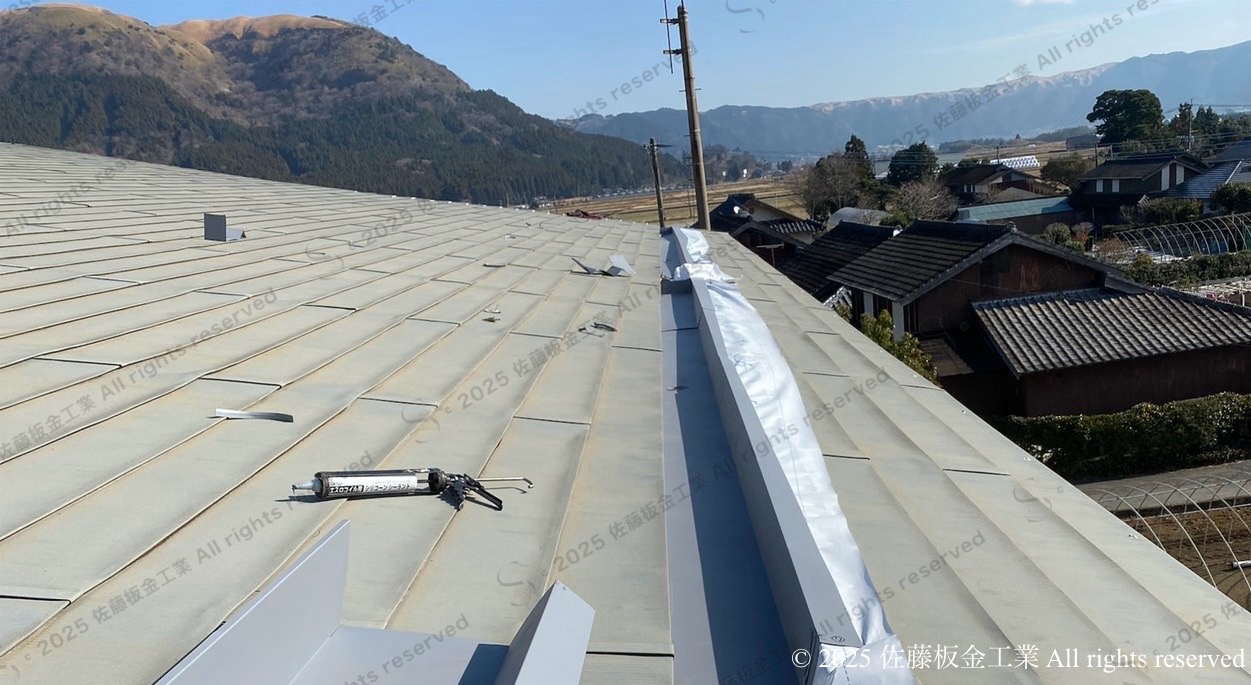 箱樋取り付け状況と阿蘇外輪山 佐藤板金工業