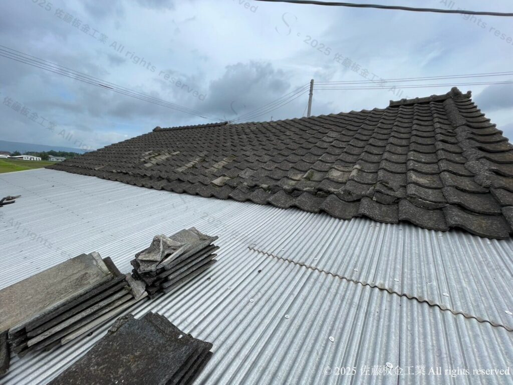 瓦屋根の板金施工前の様子(斜めから撮影)